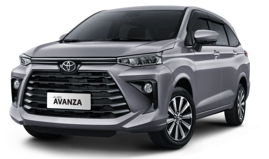 Mobil Toyota All New Avanza varian warna silver, tampak serong depan menonjolkan desain grille besar, headlamp tajam, dan garis bodi modern yang elegan berlatar belakang hitam pekat.