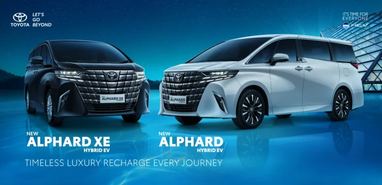 Banner promosi Toyota New Alphard menampilkan pesona varian XE Hybrid EV berwarna hitam dan varian Hybrid EV berwarna putih, berjejer anggun di atas permukaan reflektif bernuansa biru futuristik dengan tagline Timeless Luxury Recharge Every Journey.