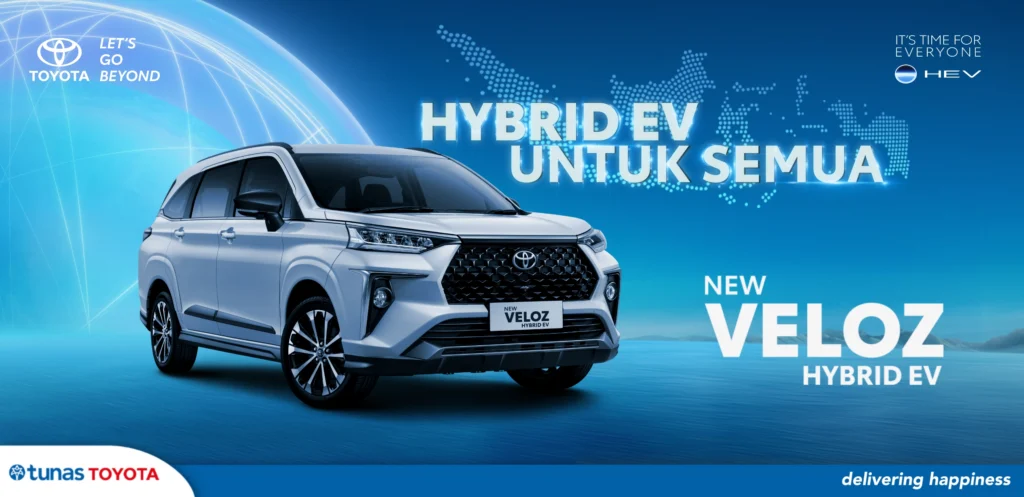 Banner sampul artikel Tunas Toyota menampilkan mobil Toyota New Veloz Hybrid EV warna putih yang berpadu dengan latar belakang biru futuristik, siluet peta digital Indonesia, dan teks Hybrid EV Untuk Semua.