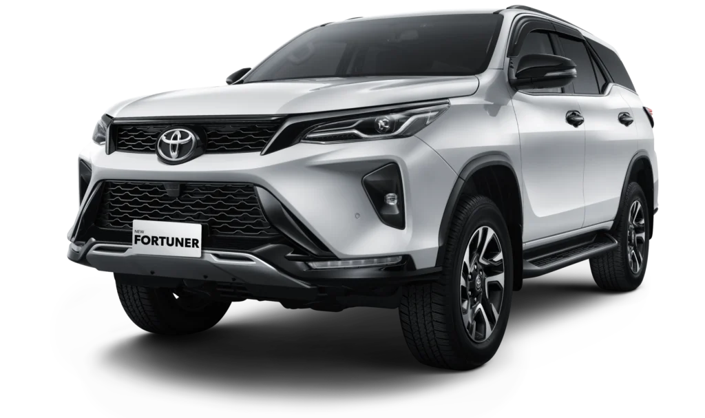 Mobil Toyota New Fortuner Tipe VRZ varian warna putih, tampak serong depan menonjolkan desain SUV premium dengan garis bodi tegas, grille elegan, dan velg dual-tone berlatar belakang hitam pekat.