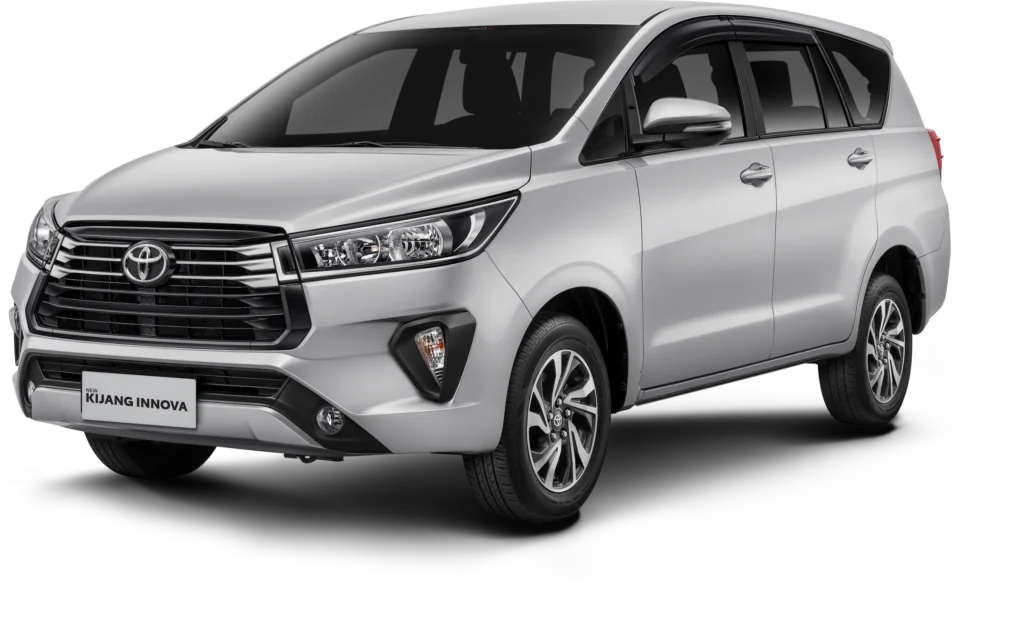 Mobil Toyota New Kijang Innova varian warna perak (silver), tampak serong depan menonjolkan desain MPV keluarga yang tangguh dengan grille trapezoidal tegas berlatar belakang hitam pekat.