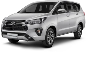 Mobil Toyota New Kijang Innova varian warna perak (silver), tampak serong depan menonjolkan desain MPV keluarga yang tangguh dengan grille trapezoidal tegas berlatar belakang hitam pekat.