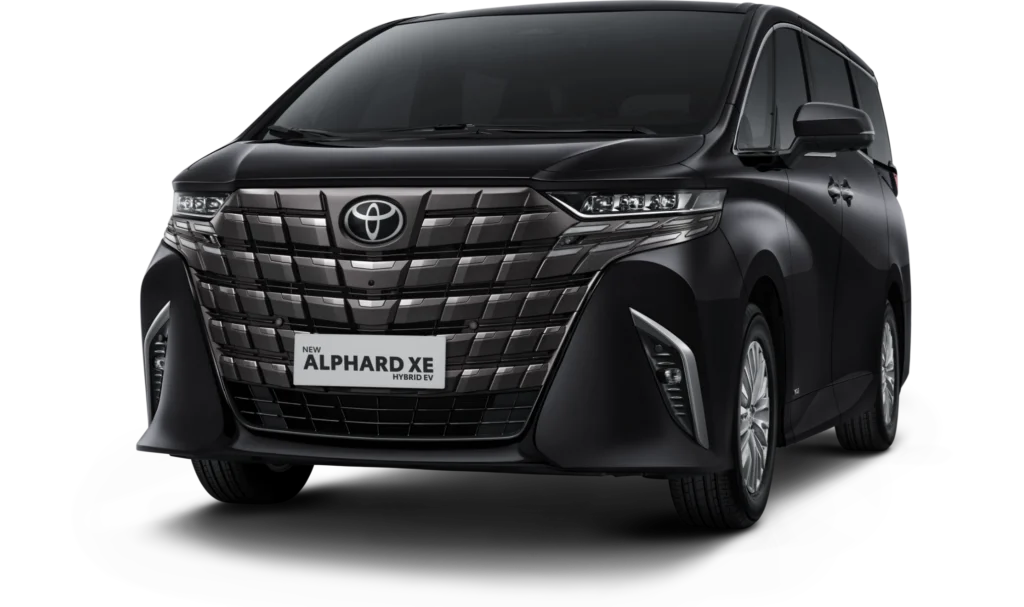 Mobil Toyota New Alphard XE Hybrid EV varian warna hitam, tampak serong depan menonjolkan desain grille masif yang mewah dan siluet bodi premium berlatar belakang hitam pekat.