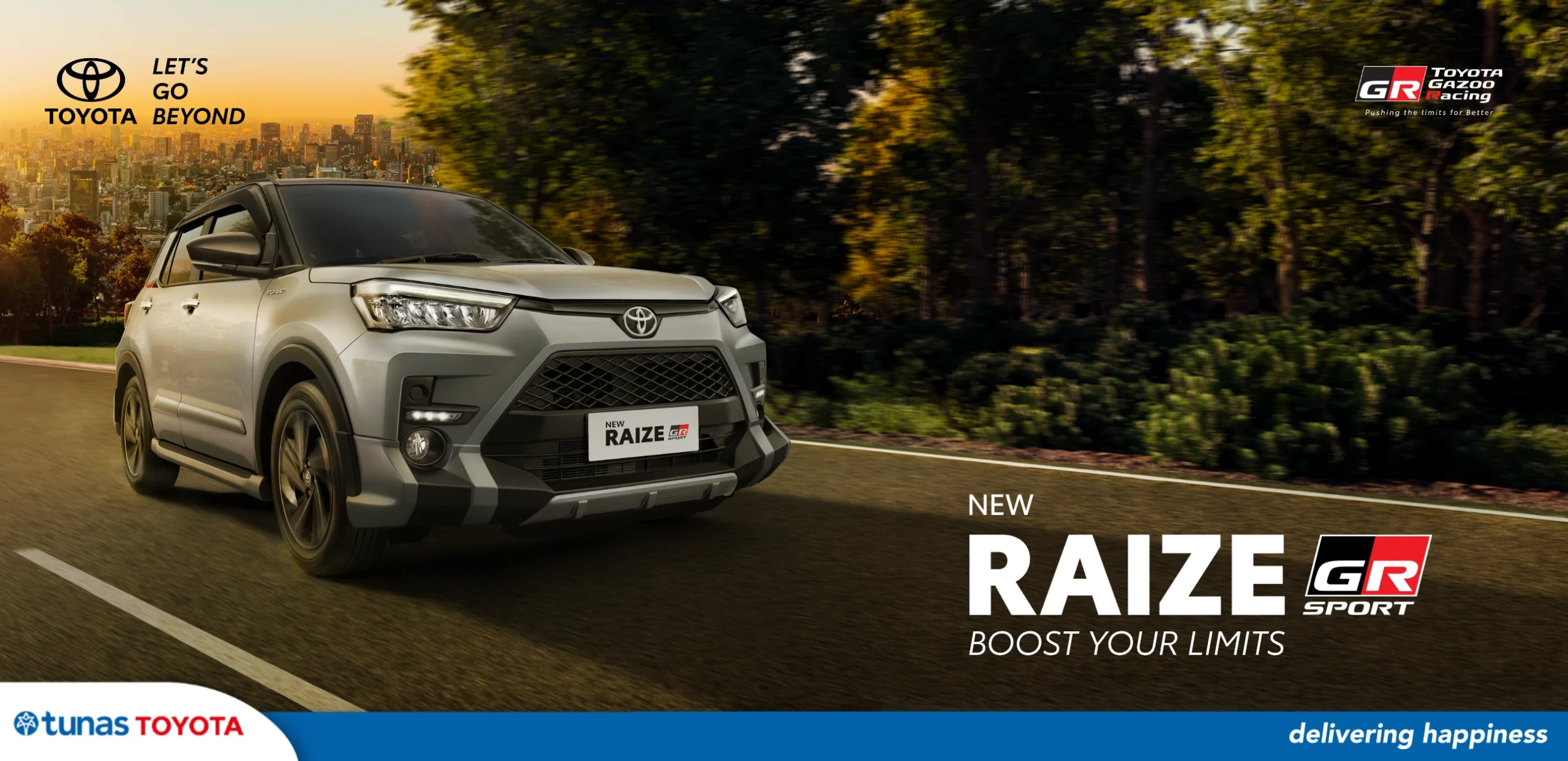 Banner sampul artikel Tunas Toyota menampilkan mobil compact SUV Toyota New Raize GR Sport warna perak (silver) yang melaju dinamis di jalanan berlatar siluet perkotaan saat senja, memuat tagline Boost Your Limits