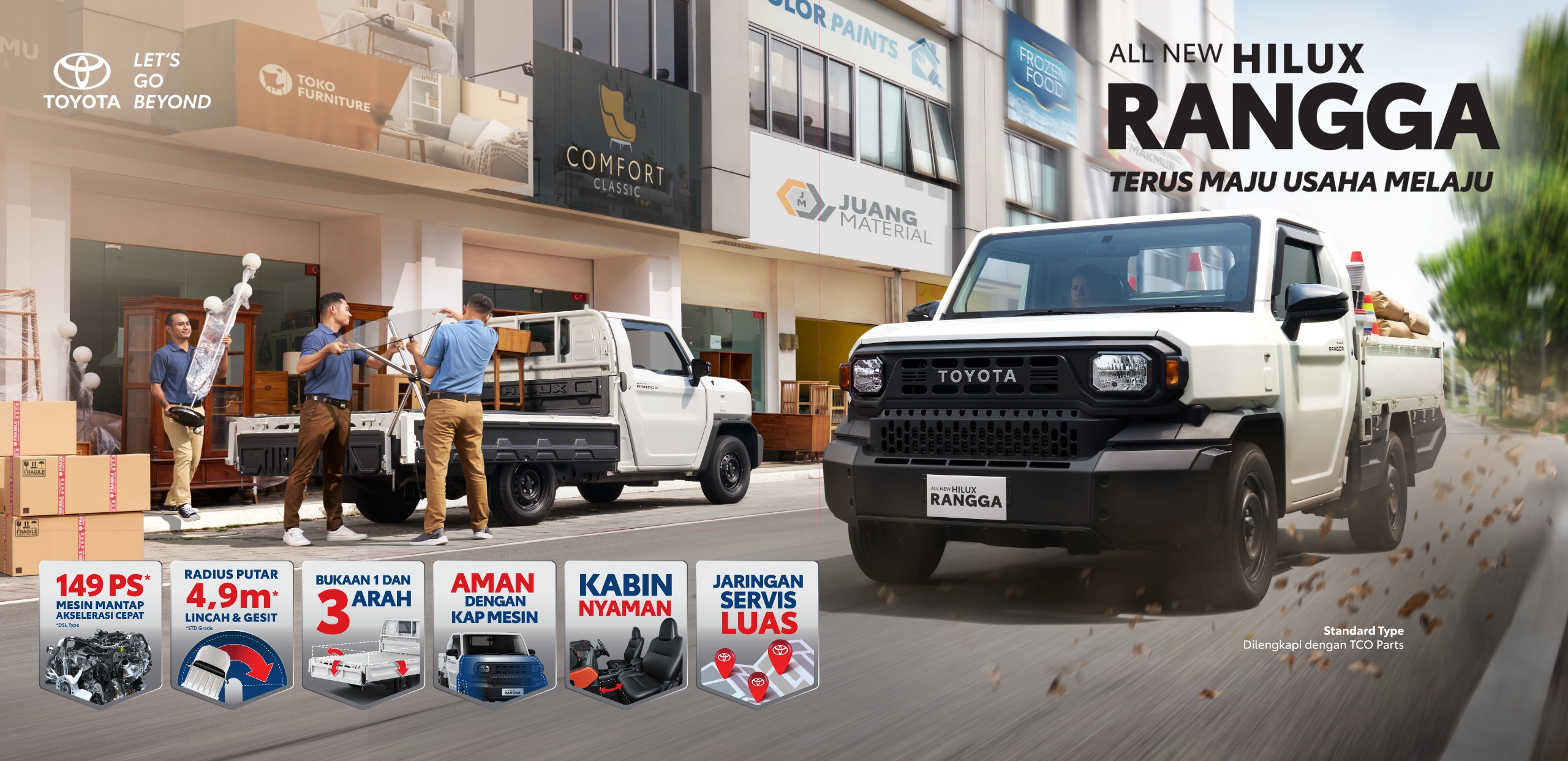 Banner promosi Toyota All New Hilux Rangga warna putih yang sedang melaju lincah dan melakukan aktivitas bongkar muat barang di kawasan niaga pertokoan, memuat kelengkapan fitur komersial dan tagline Terus Maju Usaha Melaju.