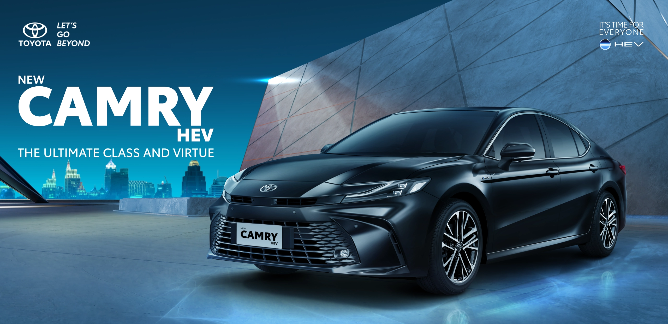 Banner promosi Toyota New Camry varian HEV (Hybrid Electric Vehicle) warna hitam yang tampil elegan di area berdesain modern dengan latar belakang siluet perkotaan malam, memuat lambang HEV dan tagline The Ultimate Class and Virtue.