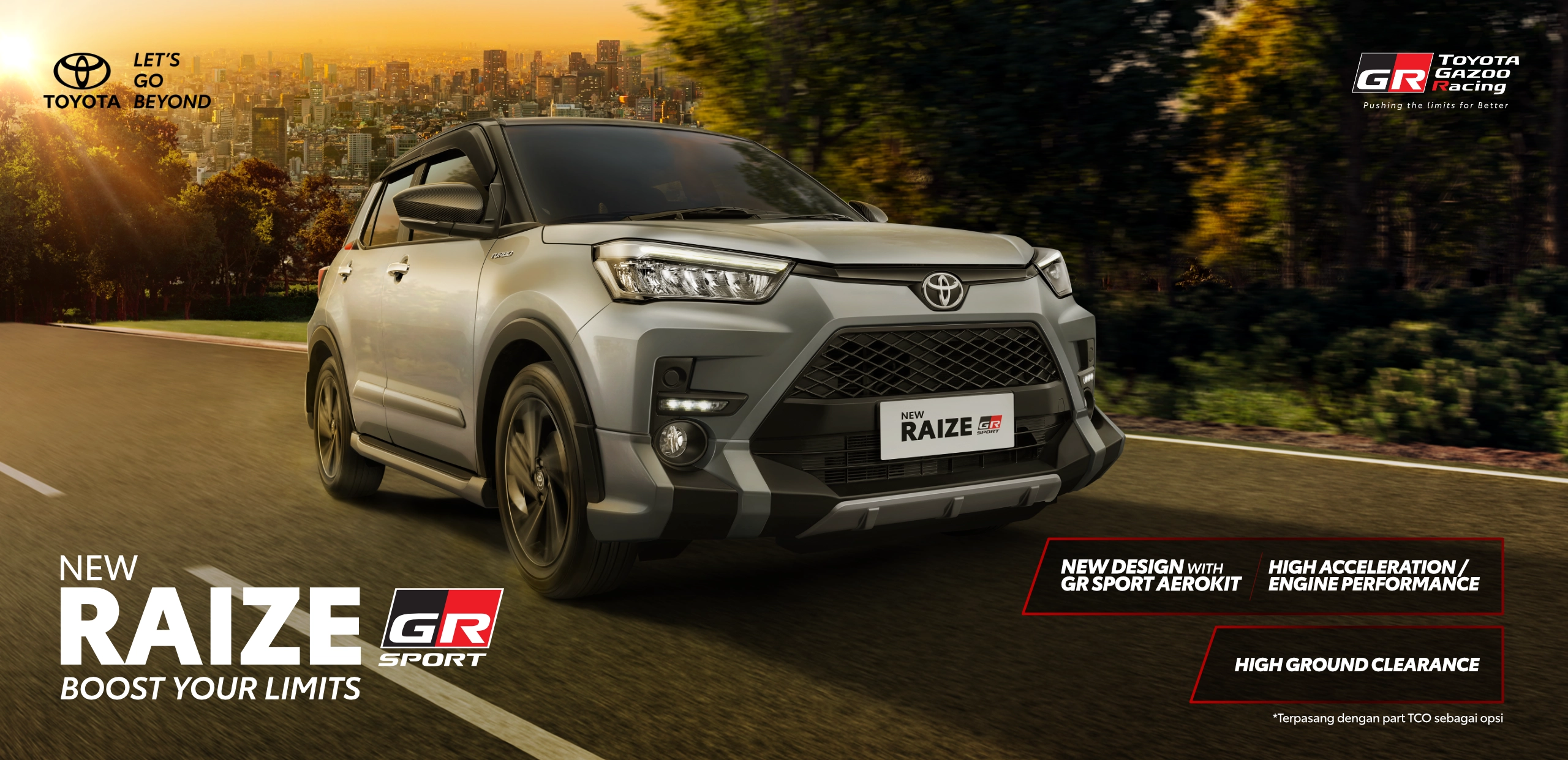 Mobil SUV kompak Toyota New Raize GR Sport warna silver melaju di jalanan beraspal dengan latar perkotaan dan pepohonan di bawah cahaya keemasan. Banner promosi Tunas Toyota ini menampilkan tagline Boost Your Limits serta menonjolkan fitur GR Sport Aerokit dan High Ground Clearance.