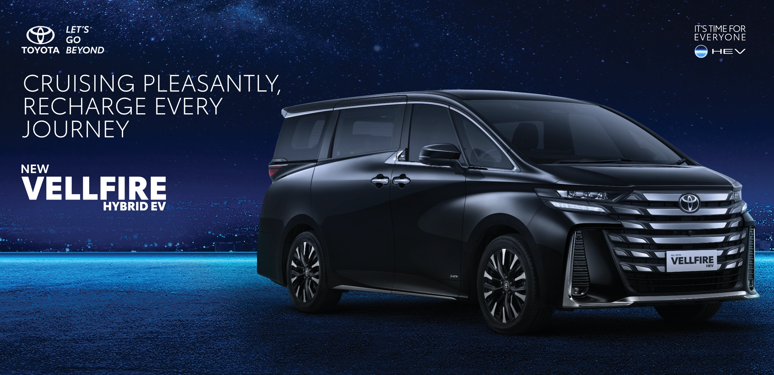 Banner promosi Toyota New Vellfire Hybrid EV varian warna hitam yang tampil elegan di atas permukaan biru reflektif dengan latar belakang langit malam berbintang, memuat tagline Cruising Pleasantly, Recharge Every Journey.