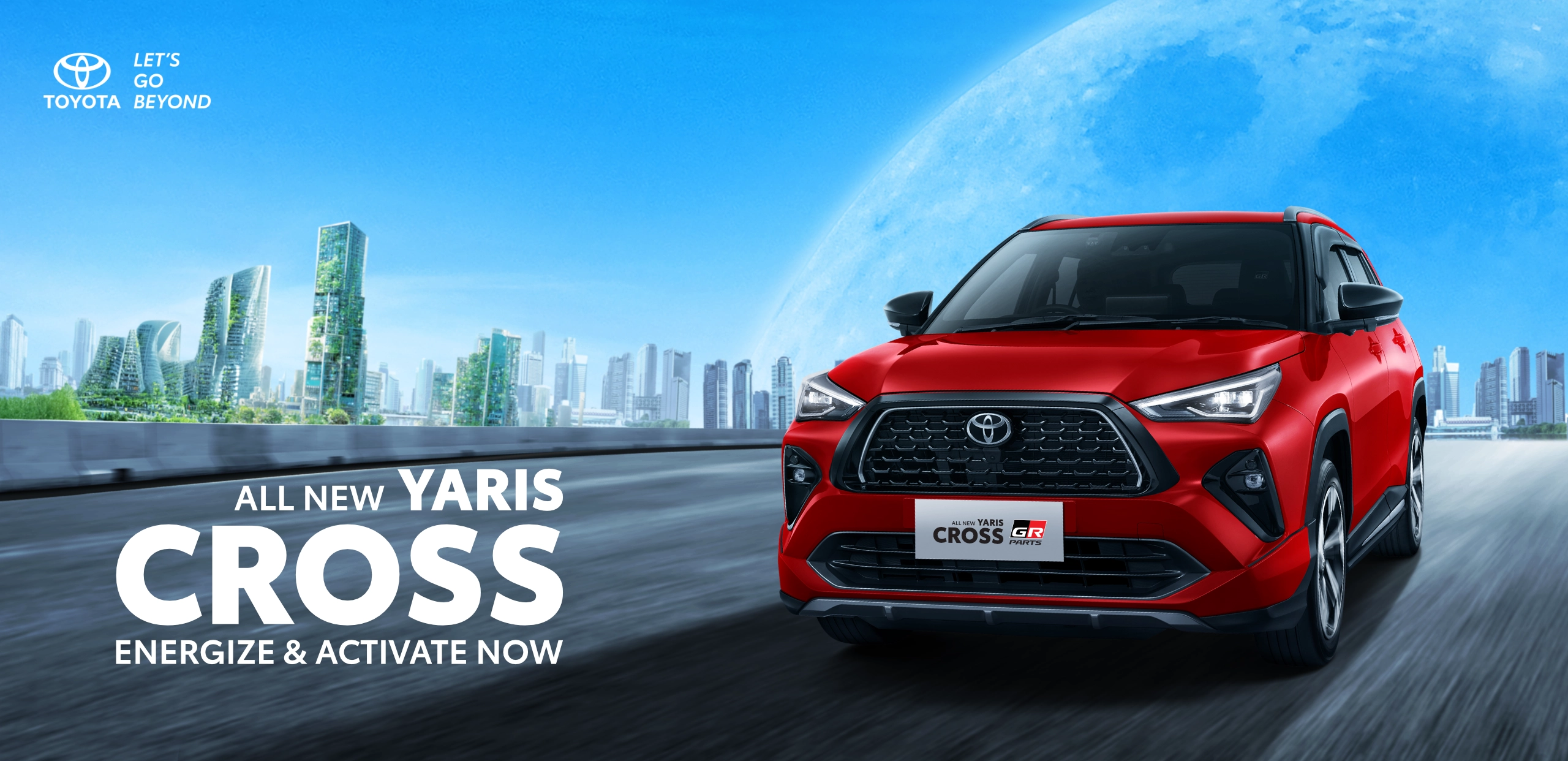 Banner promosi Toyota All New Yaris Cross Gasoline varian GR Parts warna merah yang melaju cepat dan dinamis di jalanan perkotaan futuristik berlatar langit biru, memuat tagline Energize & Activate Now.