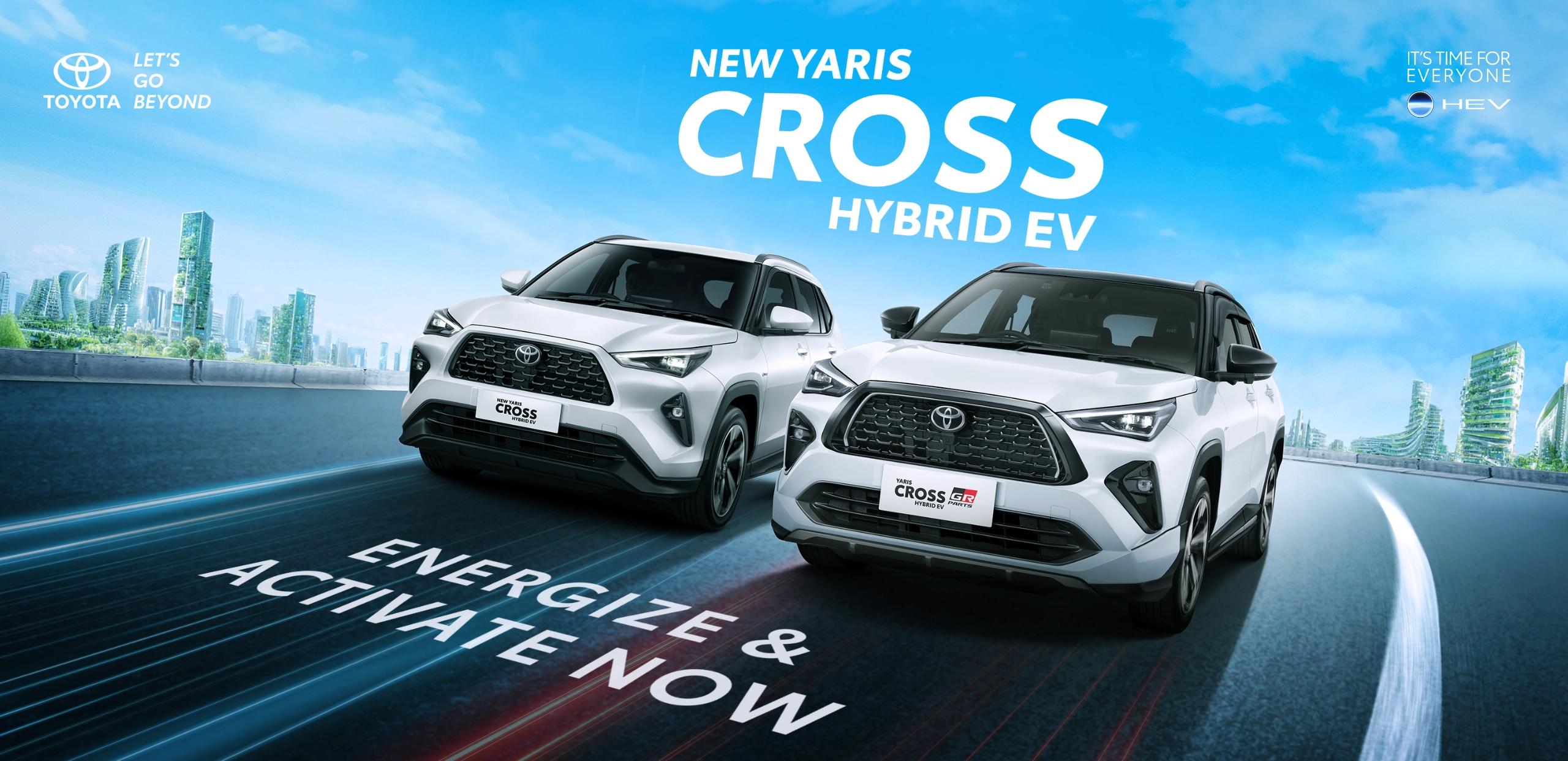 Banner promosi Toyota New Yaris Cross Hybrid EV menampilkan dua unit mobil crossover warna putih dan dual tone yang melaju dinamis di jalanan perkotaan modern berlatar langit biru cerah, memuat tagline Energize & Activate Now.