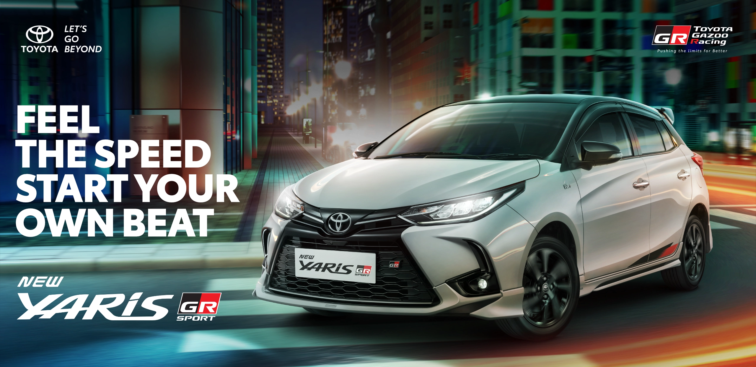 Mobil hatchback putih Toyota New Yaris GR Sport melaju di jalan perkotaan malam hari dengan efek cahaya dinamis. Banner promosi Tunas Toyota ini menampilkan teks Feel The Speed Start Your Own Beat dan logo Gazoo Racing.