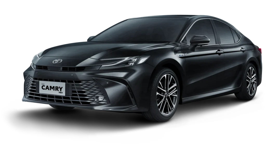 Mobil Toyota New Camry varian HEV (Hybrid Electric Vehicle) warna hitam, tampak serong depan menonjolkan desain sedan eksekutif yang aerodinamis, lampu LED tajam, dan grille elegan berlatar belakang hitam pekat.