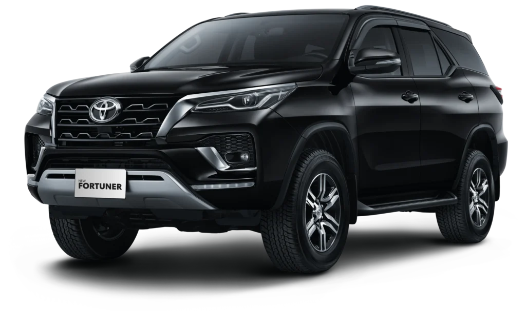 Mobil SUV premium Toyota New Fortuner varian G warna hitam, tampak serong depan menonjolkan desain grille elegan beraksen krom, velg alloy tangguh, dan postur gagah berlatar belakang hitam pekat.