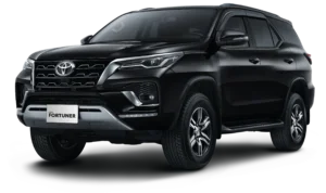 Mobil SUV premium Toyota New Fortuner varian G warna hitam, tampak serong depan menonjolkan desain grille elegan beraksen krom, velg alloy tangguh, dan postur gagah berlatar belakang hitam pekat.