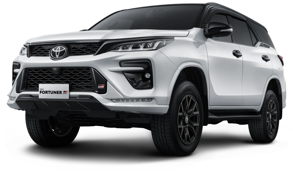 Mobil SUV premium Toyota New Fortuner GR Sport 4x4 varian warna two tone putih dengan atap hitam, tampak serong depan menonjolkan desain fascia maskulin, grille agresif beremblem GR, dan postur gagah berlatar belakang hitam pekat.