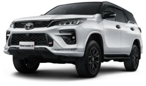 Mobil SUV premium Toyota New Fortuner GR Sport 4x4 varian warna two tone putih dengan atap hitam, tampak serong depan menonjolkan desain fascia maskulin, grille agresif beremblem GR, dan postur gagah berlatar belakang hitam pekat.