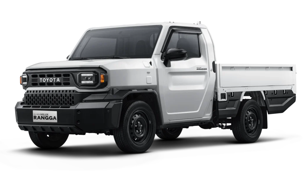 Mobil pikap komersial Toyota All New Hilux Rangga varian tertinggi (High) transmisi otomatis mesin diesel warna putih, tampak serong depan menonjolkan desain tangguh, bumper hitam kokoh, dan bak muatan berlatar belakang hitam pekat.