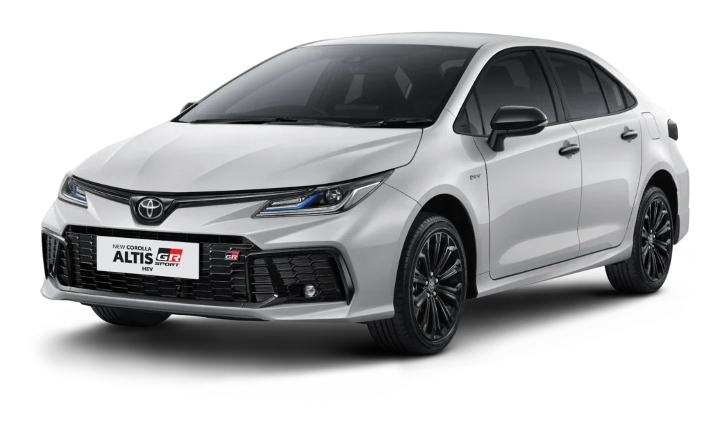Tampilan studio tampak depan samping (3/4) mobil sedan Toyota New Corolla Altis HEV GR Sport warna putih dengan latar belakang hitam pekat. Terdapat sentuhan aksen hitam pada gril depan, spion, dan velg alloy, serta emblem GR pada bagian depan. Gambar produk utama resmi dari Tunas Toyota
