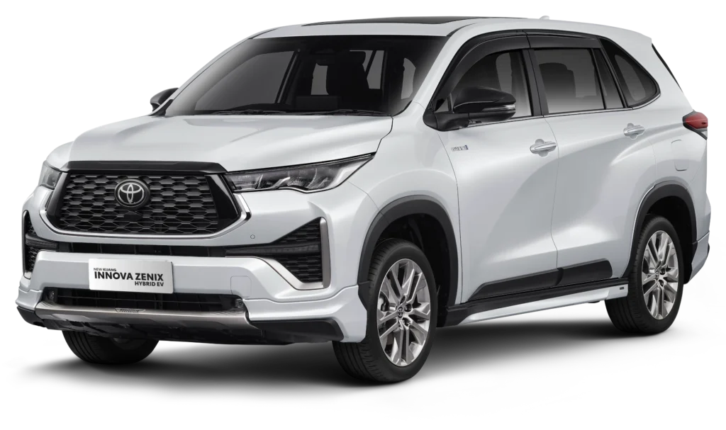 Mobil Toyota New Kijang Innova Zenix Hybrid EV varian warna putih, tampak serong depan menonjolkan desain MPV premium bergaya crossover dengan grille heksagonal modern berlatar belakang hitam pekat.