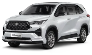 Mobil Toyota New Kijang Innova Zenix Hybrid EV varian warna putih, tampak serong depan menonjolkan desain MPV premium bergaya crossover dengan grille heksagonal modern berlatar belakang hitam pekat.