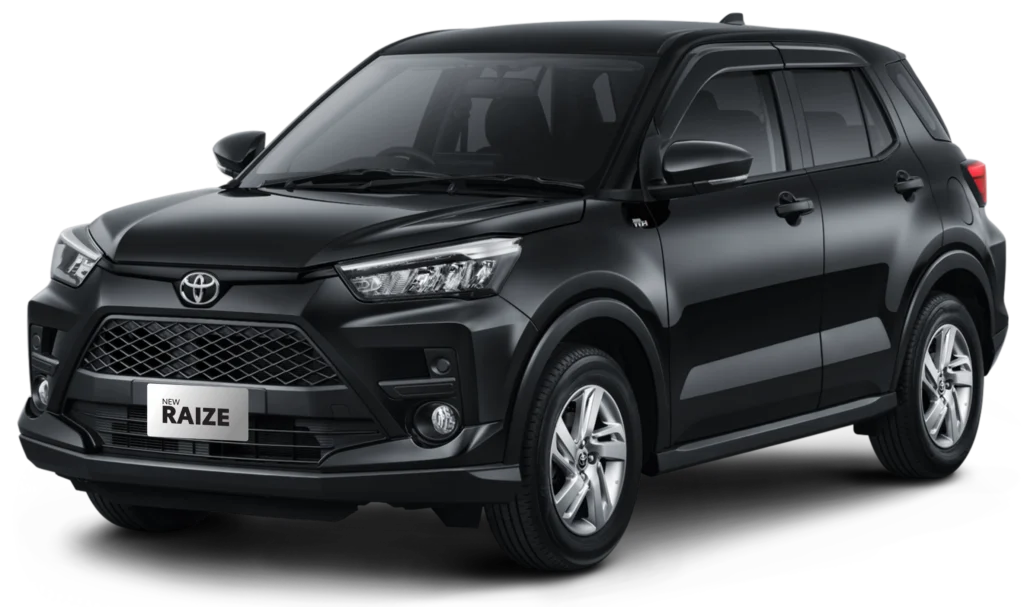 Tampilan studio tampak depan samping (3/4) mobil compact SUV Toyota New Raize tipe G warna hitam pekat dengan latar belakang hitam. Mobil ini menampilkan gril depan trapesium lebar, lampu utama tajam, dan velg alloy berdesain palang standar berwarna silver. Gambar produk resmi Tunas Toyota.