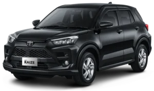 Tampilan studio tampak depan samping (3/4) mobil compact SUV Toyota New Raize tipe G warna hitam pekat dengan latar belakang hitam. Mobil ini menampilkan gril depan trapesium lebar, lampu utama tajam, dan velg alloy berdesain palang standar berwarna silver. Gambar produk resmi Tunas Toyota.
