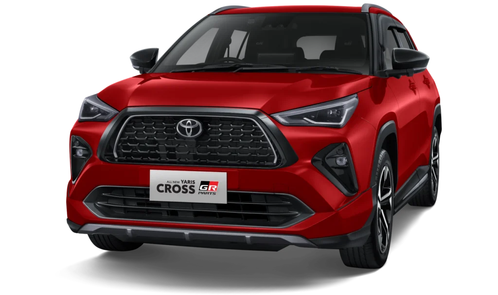 Mobil compact SUV Toyota All New Yaris Cross varian tertinggi S Gasoline dengan aksesoris GR Parts warna merah two-tone (atap hitam), tampak serong depan menonjolkan desain fascia sporty agresif berlatar belakang hitam pekat.