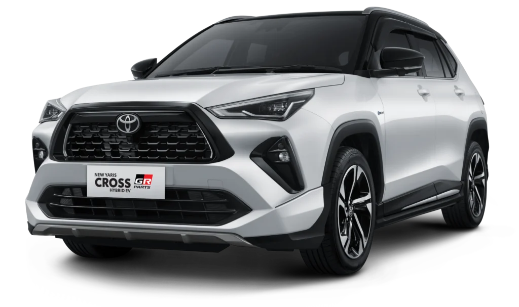 Mobil compact SUV Toyota New Yaris Cross varian tertinggi S Hybrid EV dengan aksesoris GR Parts warna putih two-tone (atap hitam), tampak serong depan menonjolkan desain fascia sporty agresif berlatar belakang hitam pekat.