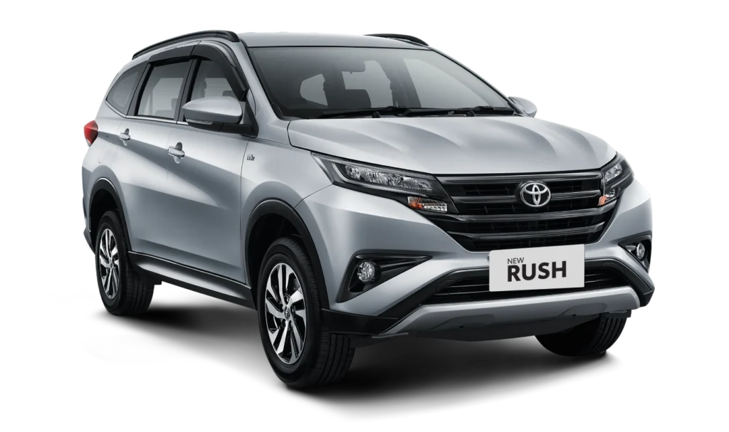 Mobil Toyota New Rush Tipe G varian warna silver, tampak serong depan menampilkan desain SUV keluarga yang elegan dan tangguh dengan latar belakang putih.