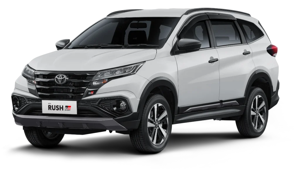Mobil Toyota New Rush Tipe GR Sport varian warna putih, tampak serong depan menampilkan desain SUV keluarga yang elegan dan tangguh dengan latar belakang putih.