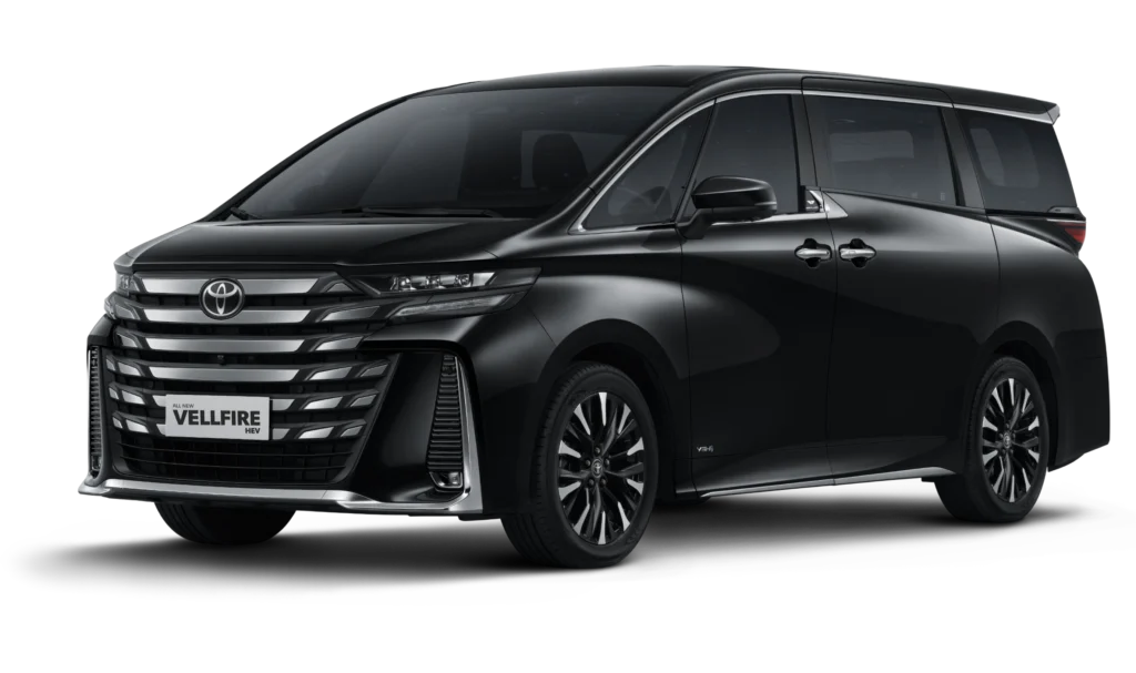 Mobil Toyota All New Vellfire HEV VIP varian warna hitam, tampak serong depan menonjolkan desain grille horizontal tebal yang agresif, aksen krom elegan, dan siluet MPV premium berlatar belakang hitam pekat.