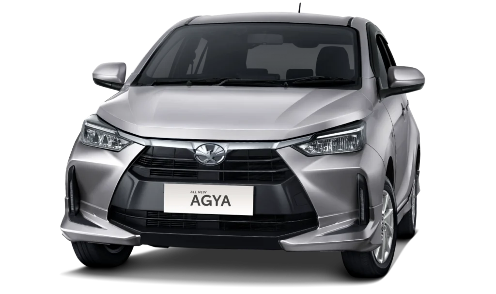 Mobil Toyota All New Agya Tipe G warna silver, tampak serong depan dengan latar belakang putih, menampilkan desain eksterior hatchback yang modern dilengkapi velg alloy.