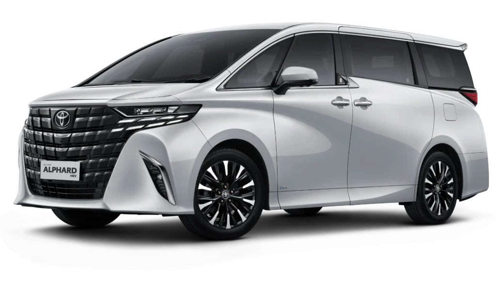 Mobil Toyota All New Alphard Tipe HEV (Hybrid) varian warna putih mutiara, tampak serong depan memamerkan keanggunan MPV kelas VVIP dengan grille eksklusif berlatar belakang hitam pekat.