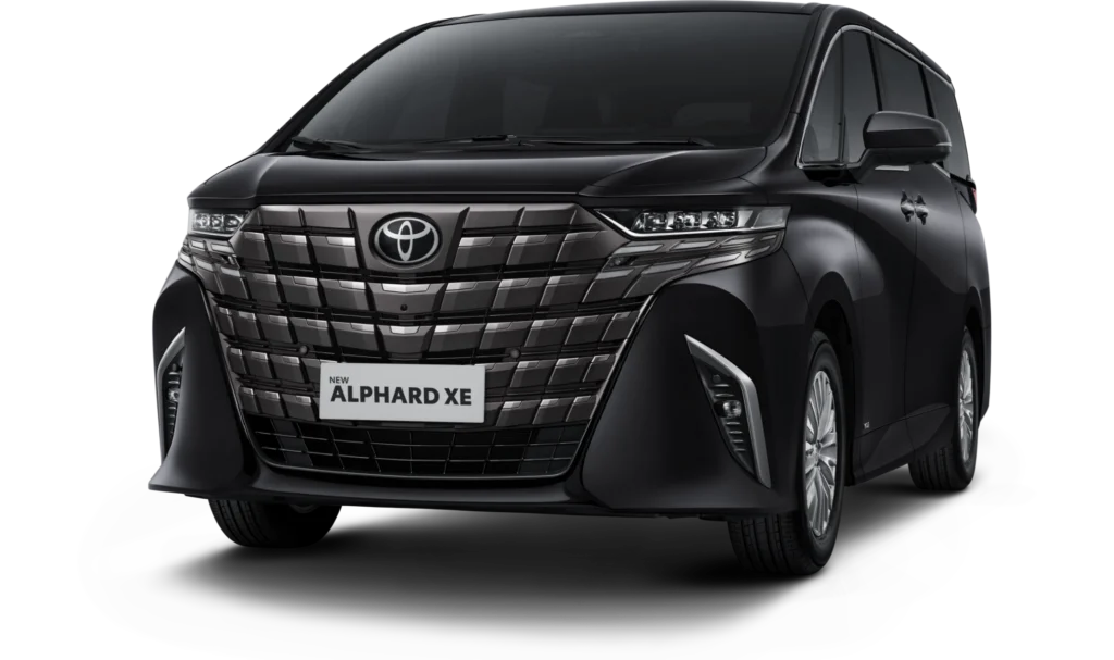 Mobil Toyota New Alphard XE varian mesin bensin (Gasoline) warna hitam, tampak serong depan menonjolkan desain grille masif yang mewah dan siluet bodi premium berlatar belakang hitam pekat.