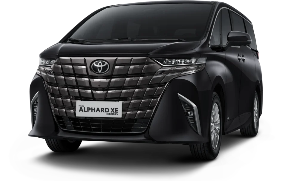 Mobil Toyota New Alphard XE Hybrid EV varian warna hitam, tampak serong depan dengan sudut pandang lebih dekat yang menonjolkan detail presisi pada grille premium berlatar belakang hitam pekat.