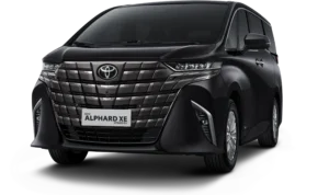 Mobil Toyota New Alphard XE Hybrid EV varian warna hitam, tampak serong depan dengan sudut pandang lebih dekat yang menonjolkan detail presisi pada grille premium berlatar belakang hitam pekat.