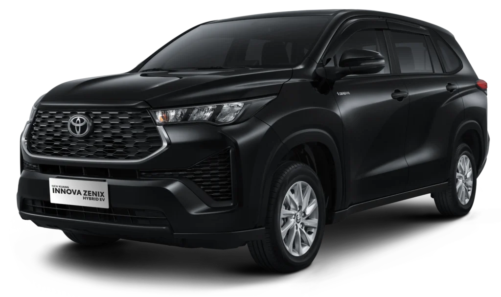 Mobil Toyota New Kijang Innova Zenix Hybrid EV Tipe G varian warna hitam, tampak serong depan dengan latar belakang hitam pekat, menampilkan desain MPV premium yang elegan dan efisien.