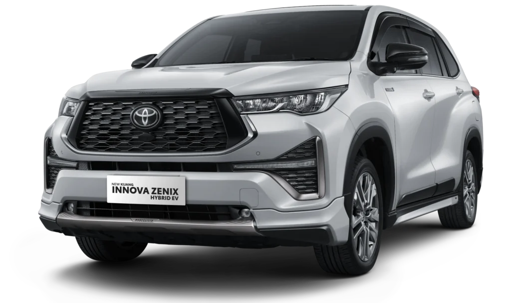 Mobil Toyota New Kijang Innova Zenix Hybrid EV Tipe Q Modellista varian warna putih, tampak serong depan berlatar belakang hitam pekat, menonjolkan desain MPV premium dengan aero kit Modellista yang eksklusif dan sporty.