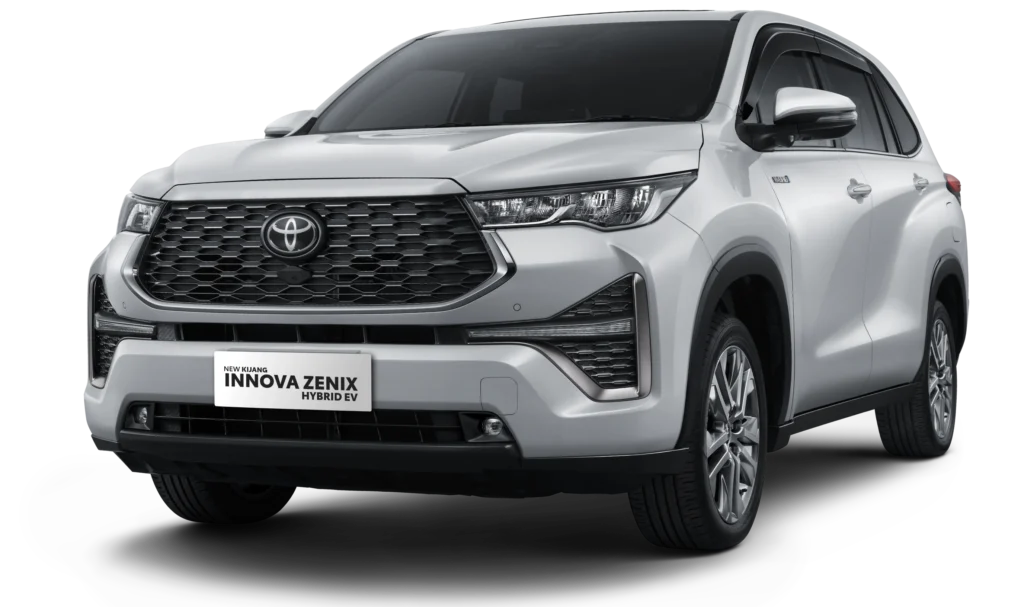 Mobil Toyota New Kijang Innova Zenix Hybrid EV Tipe Q (Non Modellista) varian warna putih, tampak serong depan berlatar belakang hitam pekat, memamerkan garis bodi elegan dan grille premium MPV modern tanpa aero kit tambahan.