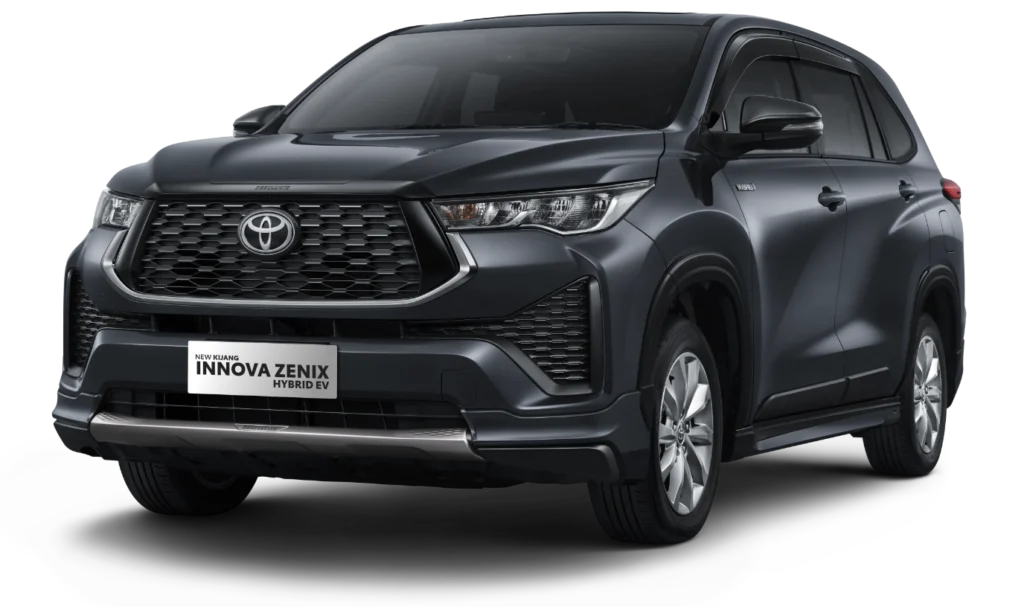 Mobil Toyota New Kijang Innova Zenix Hybrid EV Tipe V Modellista varian warna abu-abu gelap, tampak serong depan berlatar belakang putih terang, menampilkan gaya MPV premium yang tangguh dengan tambahan aero kit Modellista.