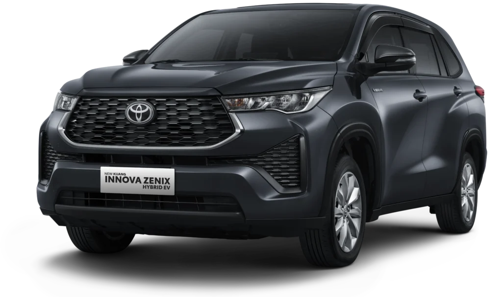 Mobil Toyota New Kijang Innova Zenix Hybrid EV Tipe V (Non Modellista) varian warna abu-abu gelap, tampak serong depan dengan latar belakang hitam pekat, menonjolkan siluet MPV tangguh bernuansa crossover yang berkelas.