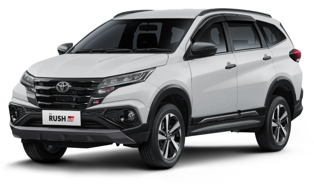 Mobil Toyota New Rush GR Sport varian warna putih, tampak serong depan menonjolkan desain SUV tangguh dengan grill hitam dan aerokit GR Sport, berlatar belakang hitam pekat.