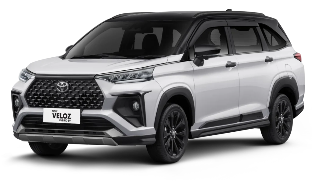 Mobil Toyota New Veloz Hybrid EV Tipe Q Modellista varian warna dual tone putih dan atap hitam, tampak serong depan menonjolkan aero kit eksklusif dengan latar belakang putih.