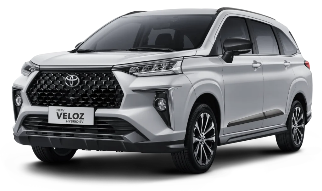 Mobil Toyota New Veloz Hybrid EV Tipe Q varian warna putih, tampak serong depan memamerkan desain grille modern dan velg alloy dua warna dengan latar belakang putih.