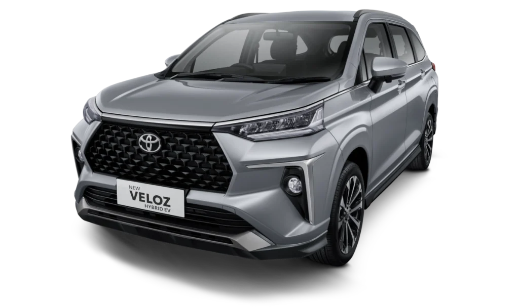 Mobil Toyota New Veloz Hybrid EV Tipe V varian warna silver, tampak serong depan dengan latar belakang putih, menampilkan desain MPV keluarga modern yang dinamis.