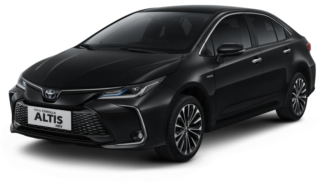 Tampilan studio tampak depan tiga perempat (3/4) mobil sedan Toyota New Corolla Altis HEV warna hitam elegan dengan latar belakang putih. Gambar produk utama resmi dari Tunas Toyota.