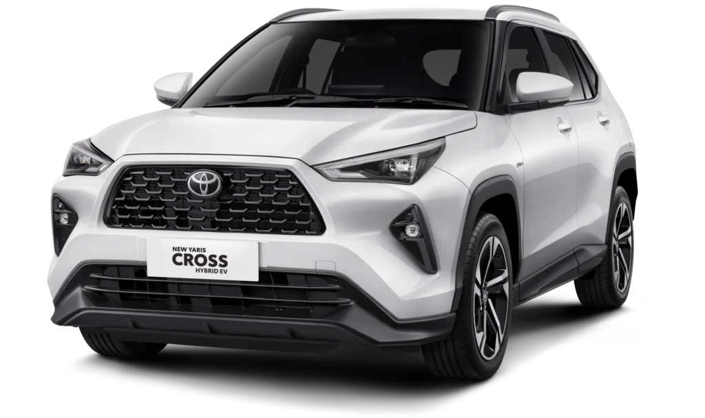 Mobil compact SUV Toyota New Yaris Cross varian G Hybrid EV warna putih, tampak serong depan menonjolkan desain fascia yang modern, sleek, dan elegan berlatar belakang hitam pekat.