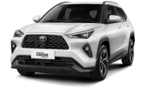 Mobil compact SUV Toyota New Yaris Cross varian G Hybrid EV warna putih, tampak serong depan menonjolkan desain fascia yang modern, sleek, dan elegan berlatar belakang hitam pekat.